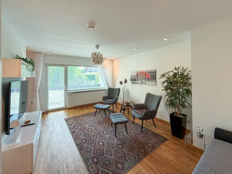 Zwischen Stadt und Grün - vollmöblierte 2,5 Zimmer mit zwei Loggien — photo 1